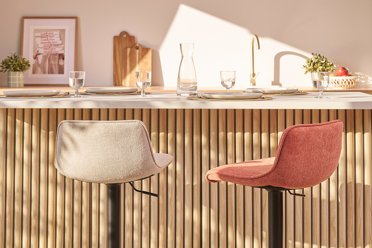 Sgabelli da bar regolabili girevoli a 360� in tessuto effetto velluto testurizzato beige e metallo (set di 2) BOOST