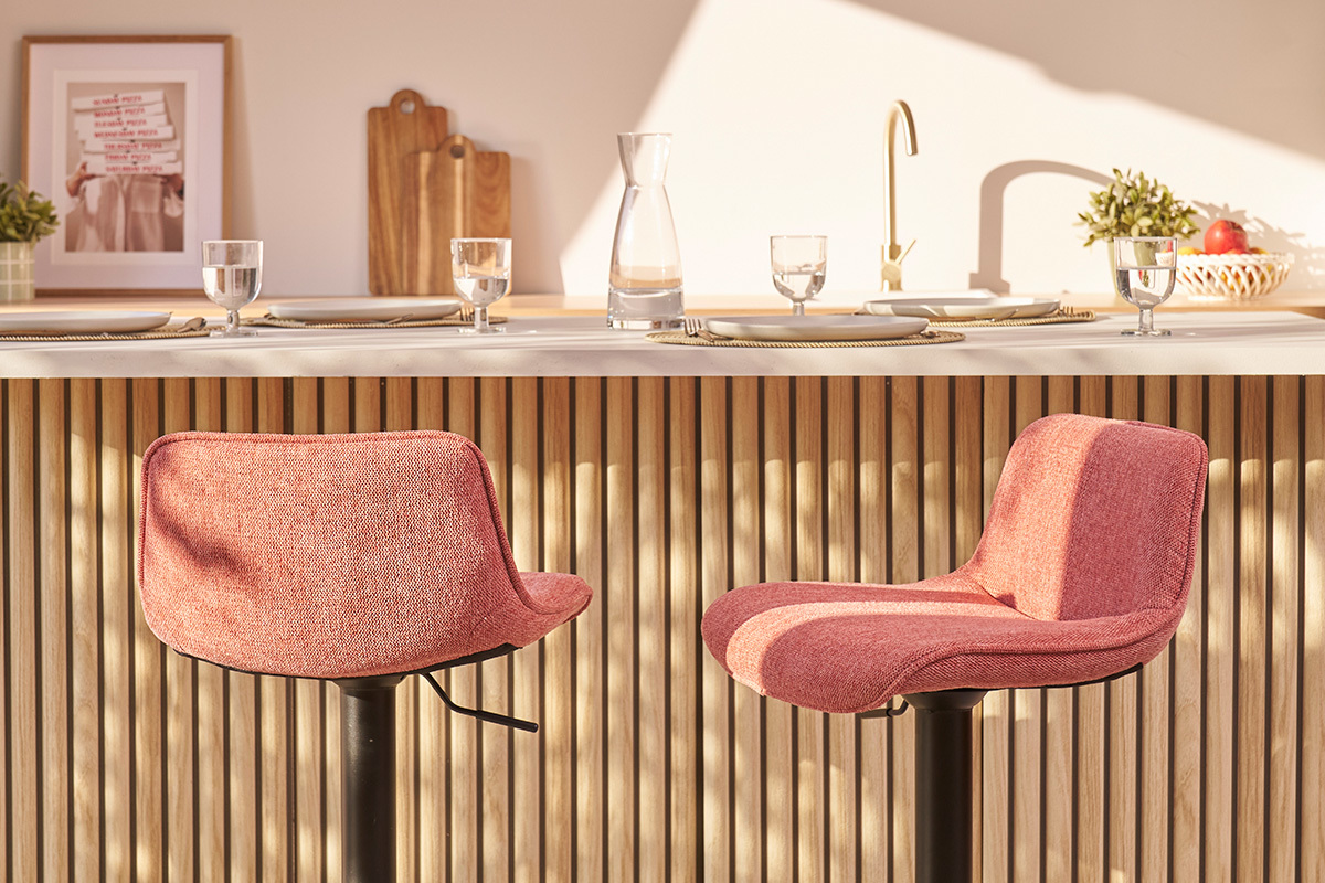 Sgabelli da bar regolabili girevoli a 360� in tessuto effetto velluto testurizzato color terracotta e metallo nero (set di 2) BOOST