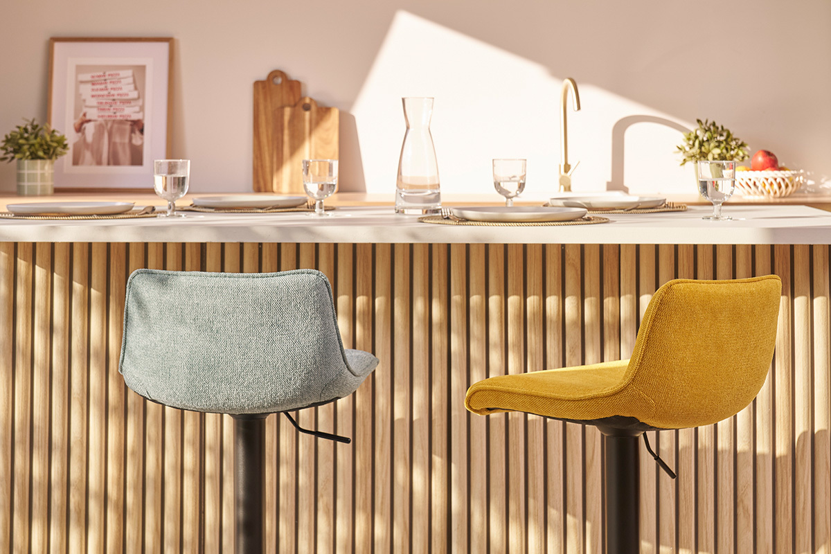 Sgabelli da bar regolabili girevoli a 360� in tessuto effetto velluto testurizzato giallo senape e metallo (set di 2) BOOST