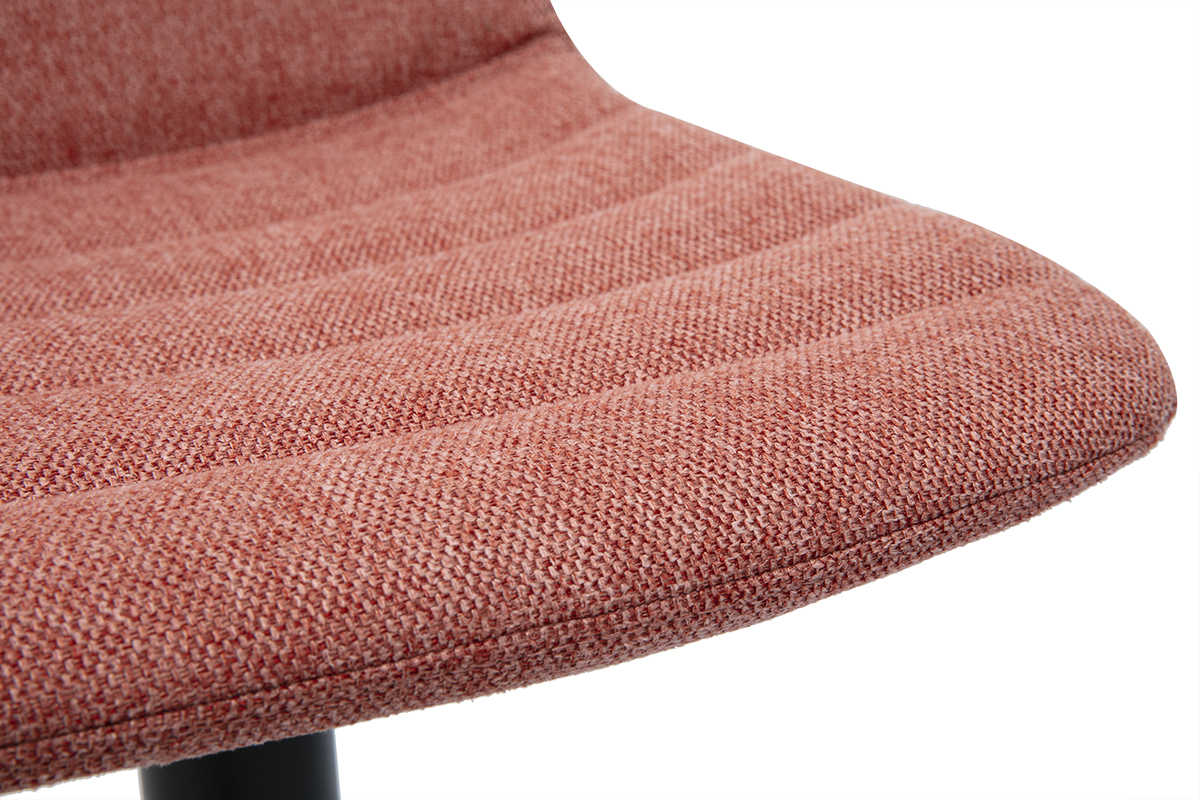 Primo piano sulla seduta testurizzata in tessuto terracotta di uno sgabello regolabile.
