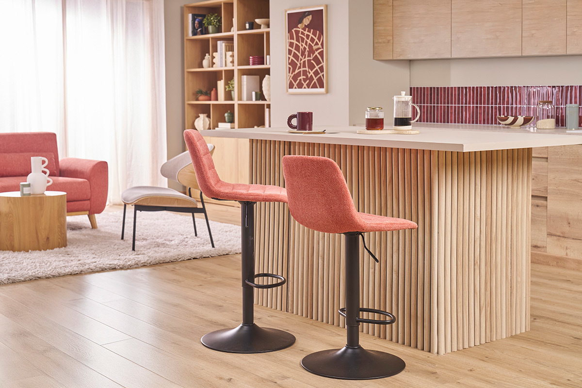 Sgabelli da bar terracotta vicino a un'isola da cucina in legno.