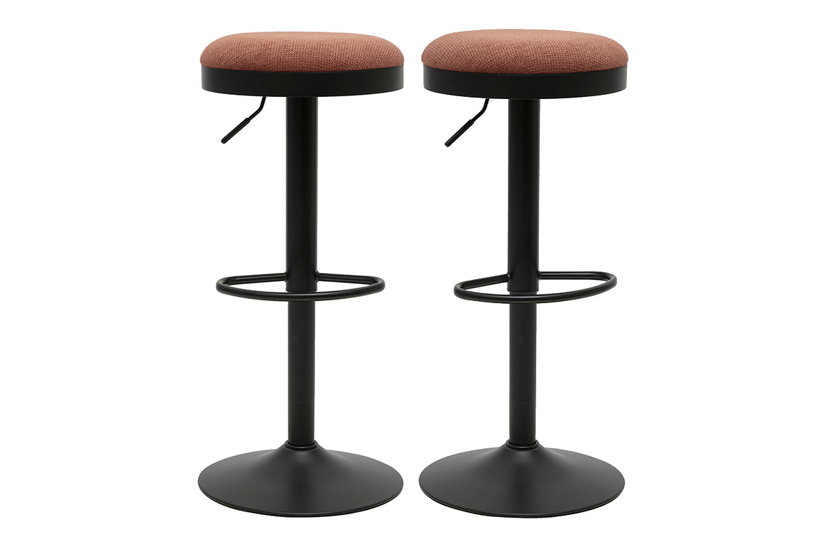 Set di 2 sgabelli da bar regolabili in tessuto chenille color terra bruciata e metallo nero, vista frontale.