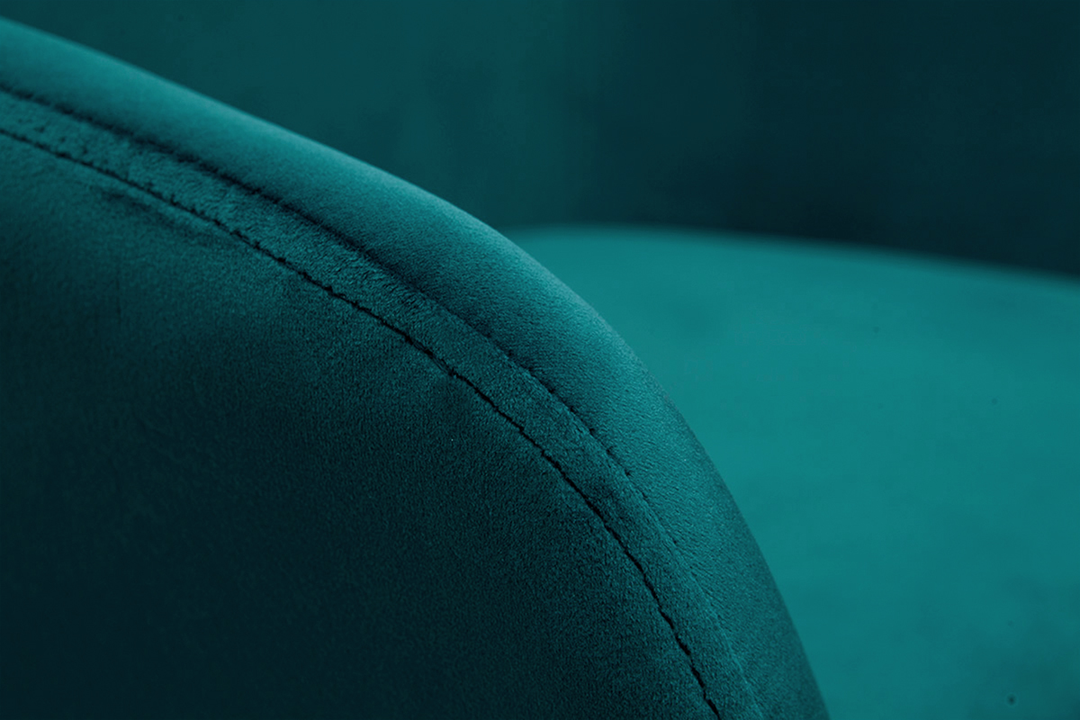 Primo piano sul tessuto in velluto blu petrolio di uno sgabello da bar AMIKA.