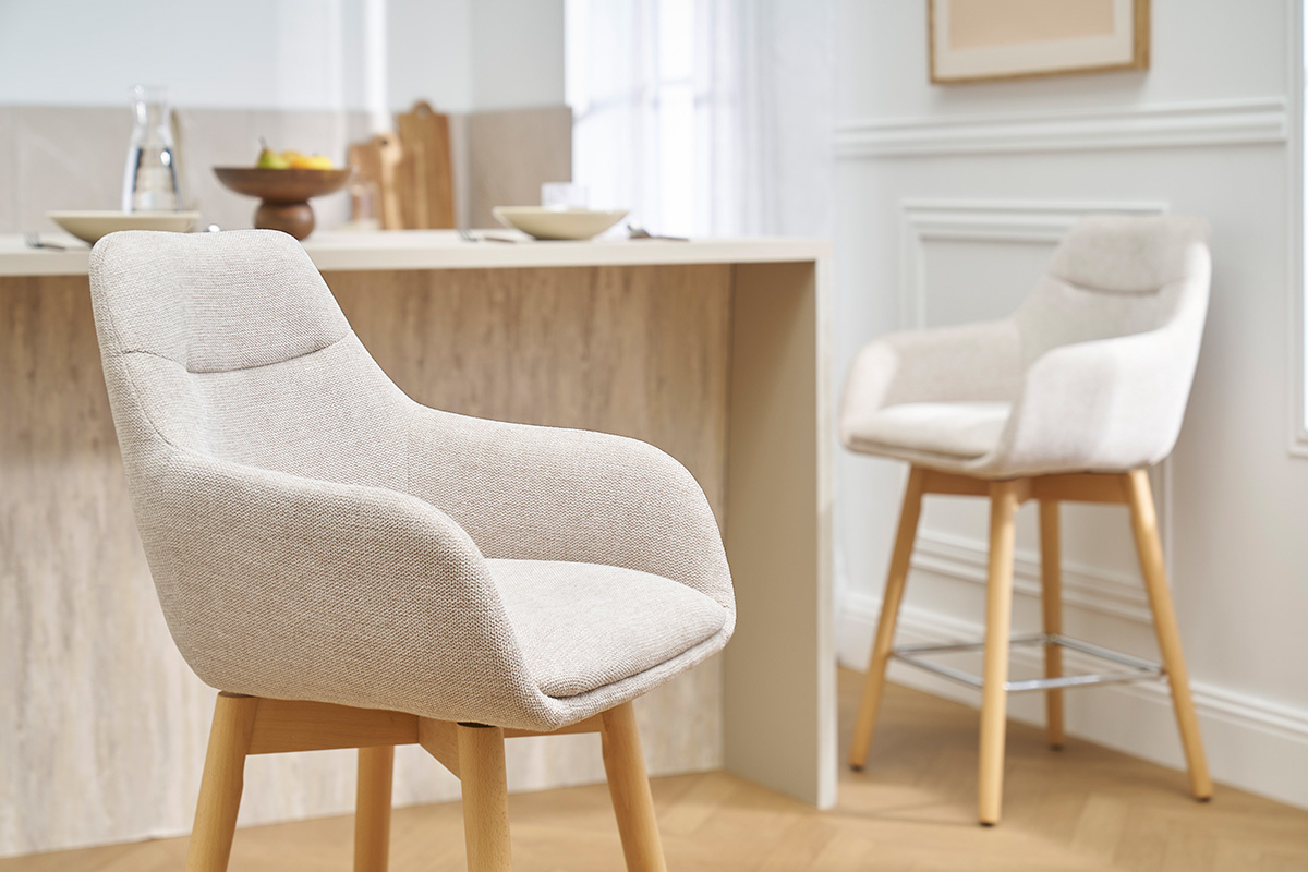 Sgabelli da bar scandinavi beige in tessuto e legno, vista d'angolo.