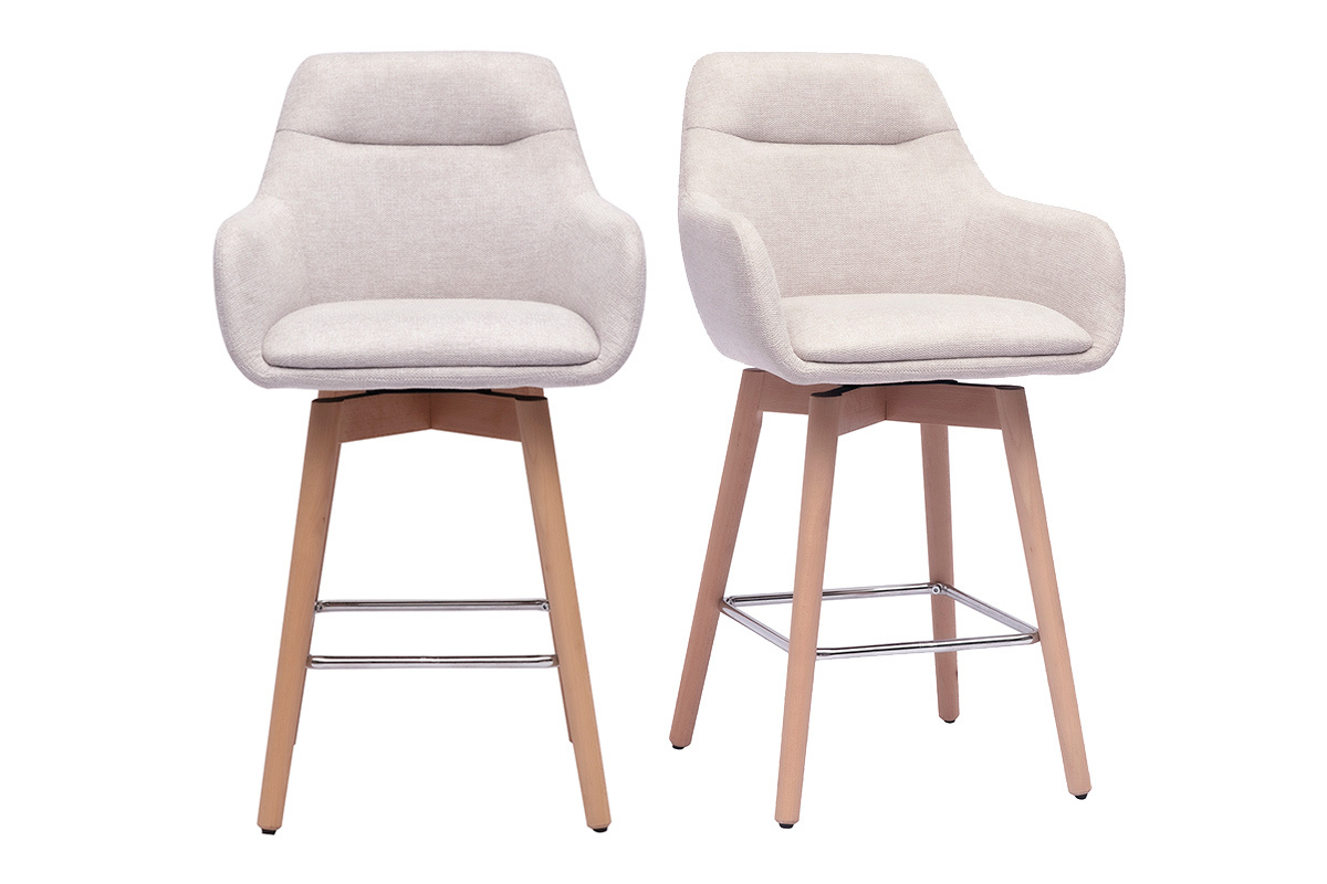 Due sgabelli da bar scandinavi in tessuto beige e legno chiaro, vista frontale.