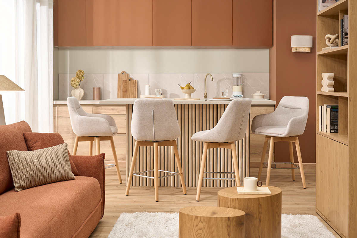 Sgabelli da bar scandinavi girevoli 360� in tessuto effetto velluto beige e legno chiaro H65 cm (set di 2) ALESS