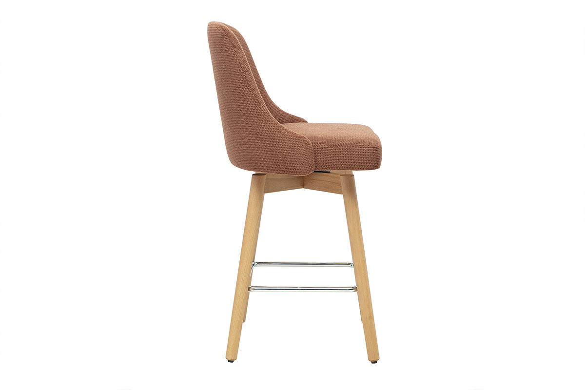 Sgabello da bar scandinavo girevole in tessuto chenille color terra bruciata, vista di profilo, con base in legno di faggio.