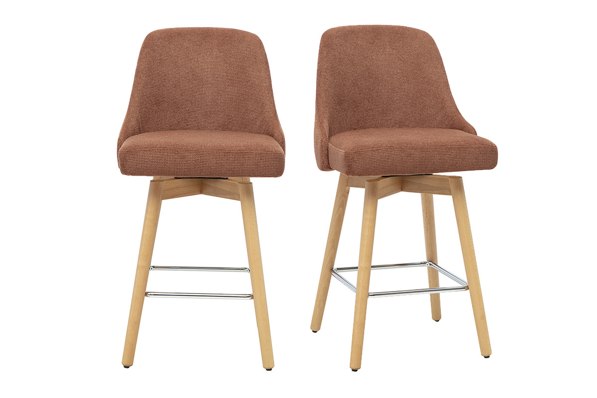 Set di 2 sgabelli da bar scandinavi in tessuto chenille color terra bruciata e legno di faggio, vista frontale.