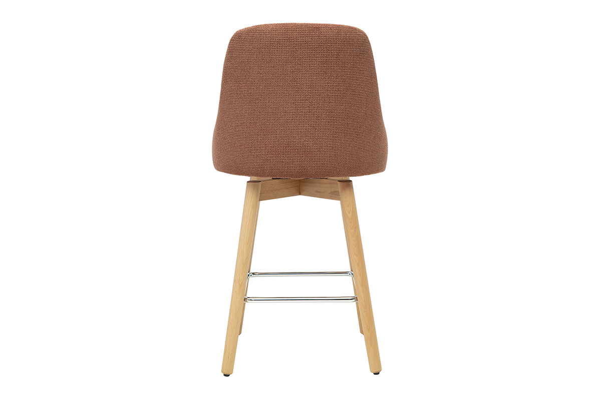 Sgabello da bar scandinavo girevole in tessuto chenille color terra bruciata, vista posteriore con base in legno di faggio.