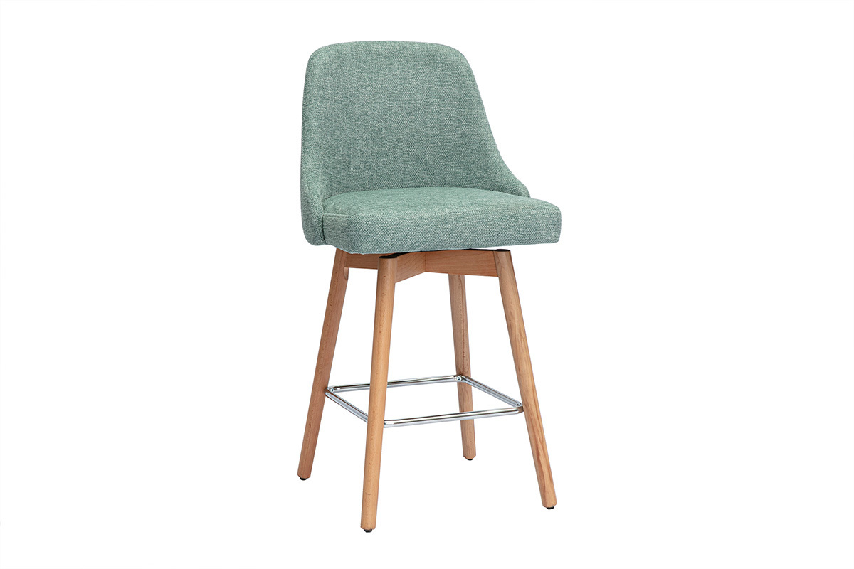 Sgabello da bar scandinavo verde celadon con gambe in legno di faggio e poggiapiedi metallico, vista da 3/4.