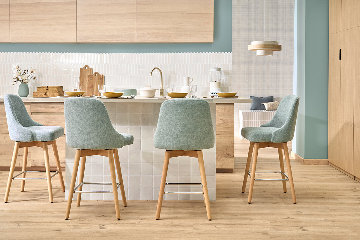 Sgabelli da bar scandinavi girevoli a 360� in tessuto effetto velluto cedro e legno massello di faggio H65 cm (set di 2) HASTA