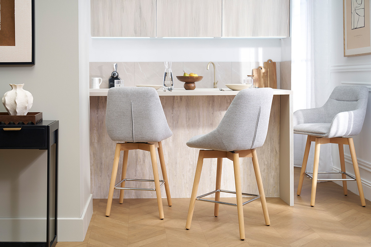 Sgabelli da bar scandinavi girevoli a 360� in tessuto effetto velluto grigio testurato e legno chiaro H65 cm (set di 2) ALESS