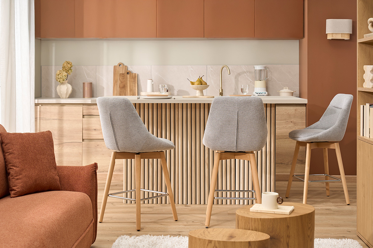 Sgabelli da bar scandinavi girevoli a 360� in tessuto effetto velluto grigio testurato e legno chiaro H65 cm (set di 2) ALESS