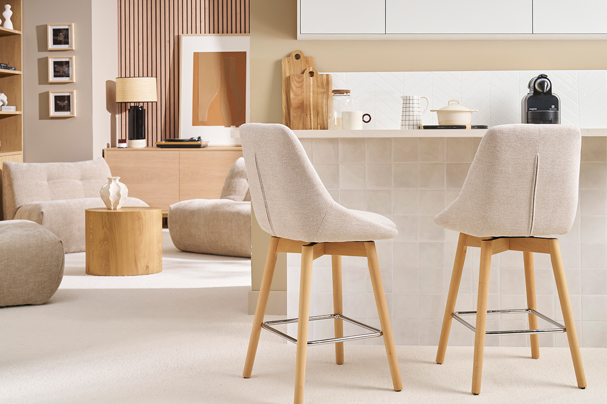 Sgabelli da bar scandinavi beige girevoli davanti a un bancone, interno moderno.