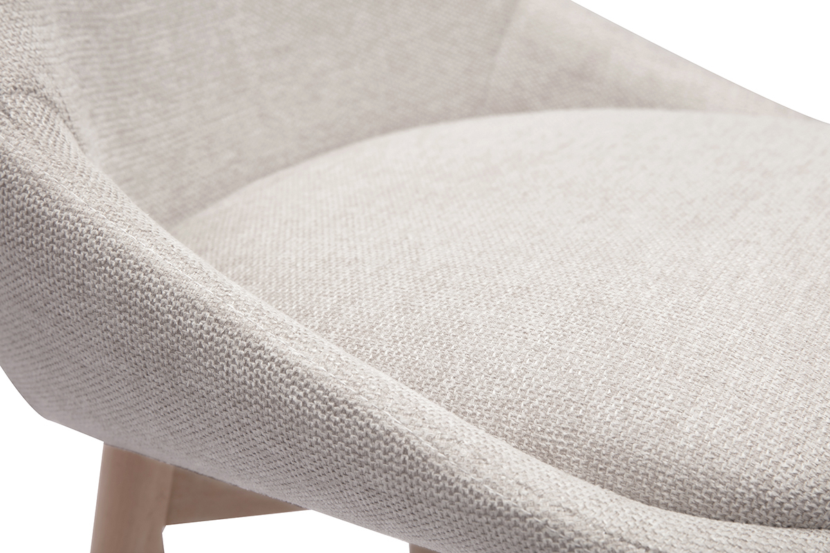 Primo piano su seduta di sgabello beige in tessuto effetto velluto testurizzato.