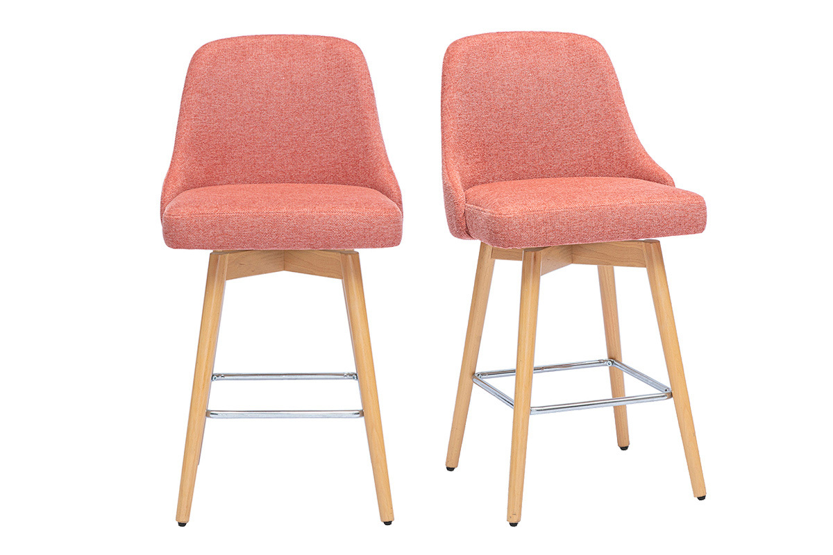 Due sgabelli da bar scandinavi in tessuto terracotta e legno, vista frontale.
