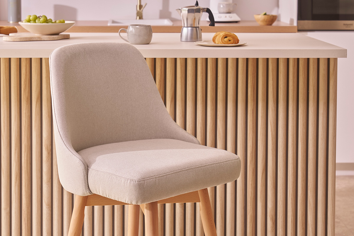 Sgabelli da bar scandinavi in tessuto beige e legno massello di faggio H65 cm (set di 2) HASTA