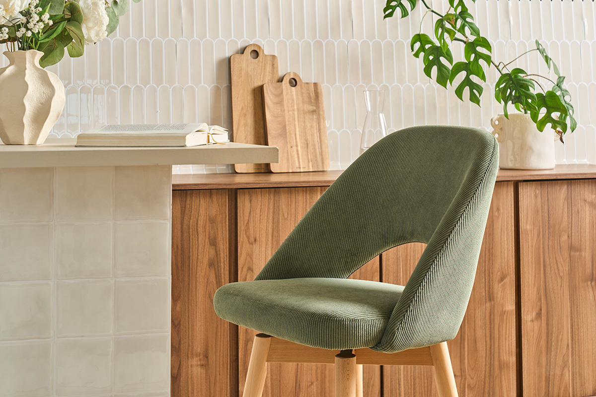Sgabelli da bar scandinavi in tessuto velluto a coste verde kaki e legno massello di hevea 65 cm (set di 2) COSETTE