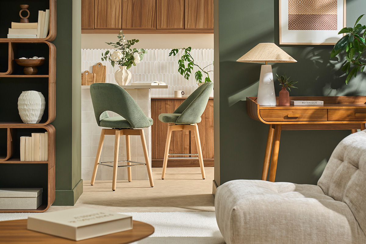 Sgabelli da bar scandinavi in tessuto velluto a coste verde kaki e legno massello di hevea 65 cm (set di 2) COSETTE