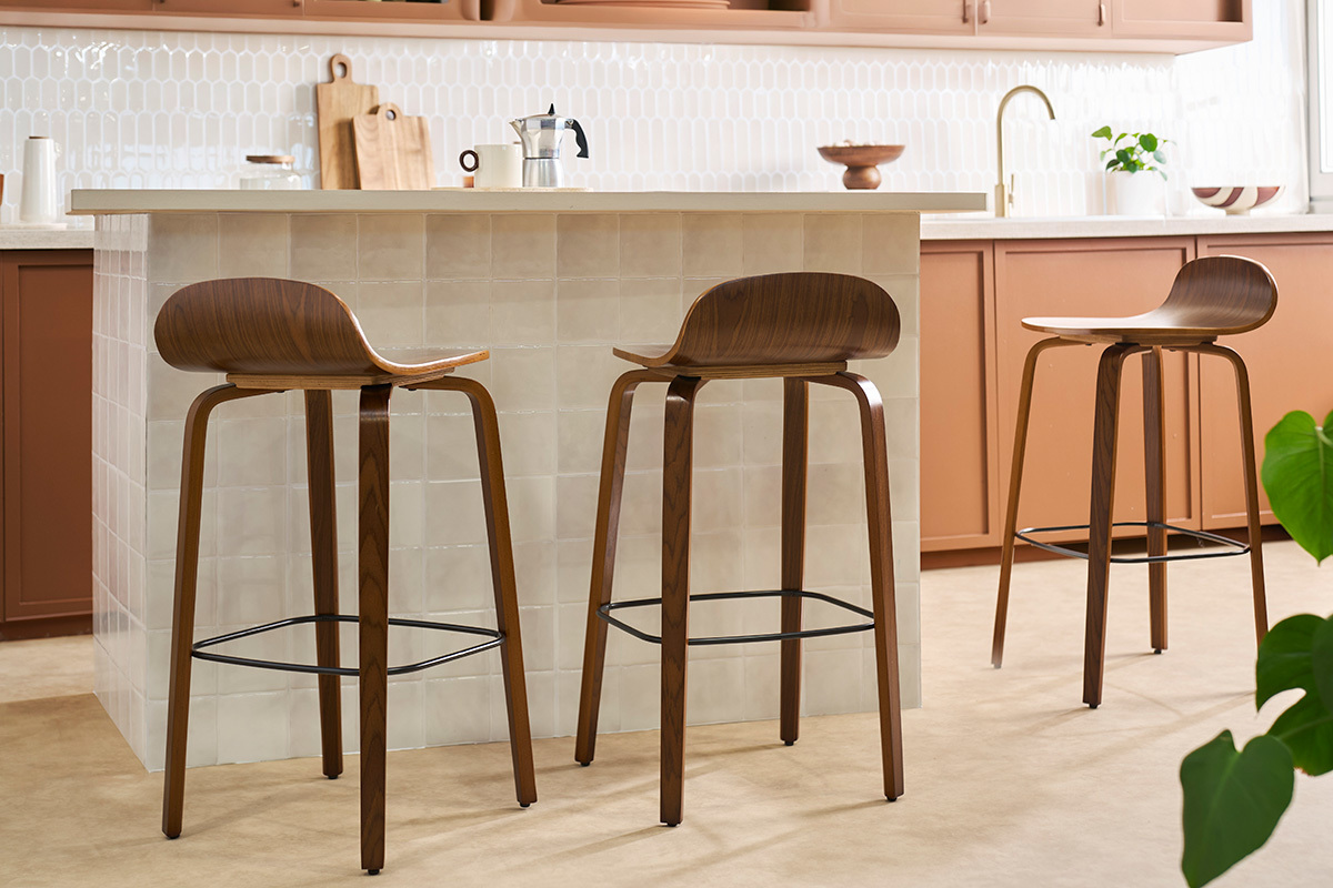 Sgabelli da bar vintage in noce H68 cm, vista posteriore in una cucina moderna.