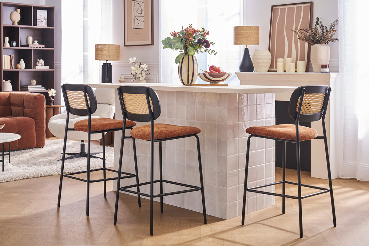 Sgabelli design in tessuto effetto velluto beige, metallo nero e canna di rattan (set di 2) MIRANDA