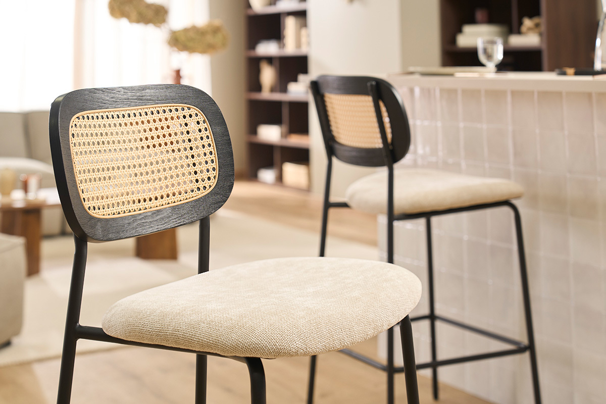 Sgabelli design in tessuto effetto velluto beige, metallo nero e canna di rattan (set di 2) MIRANDA