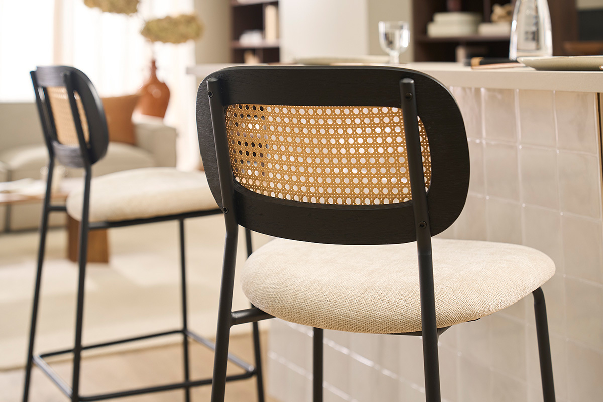 Sgabelli design in tessuto effetto velluto beige, metallo nero e canna di rattan (set di 2) MIRANDA