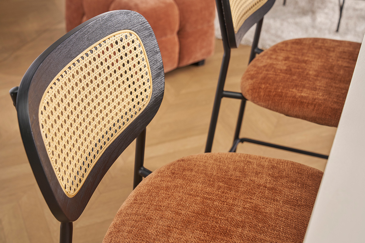 Sgabelli design in tessuto effetto velluto testurizzato terra bruciata, metallo nero e cannage in rattan (set di 2) MIRANDA