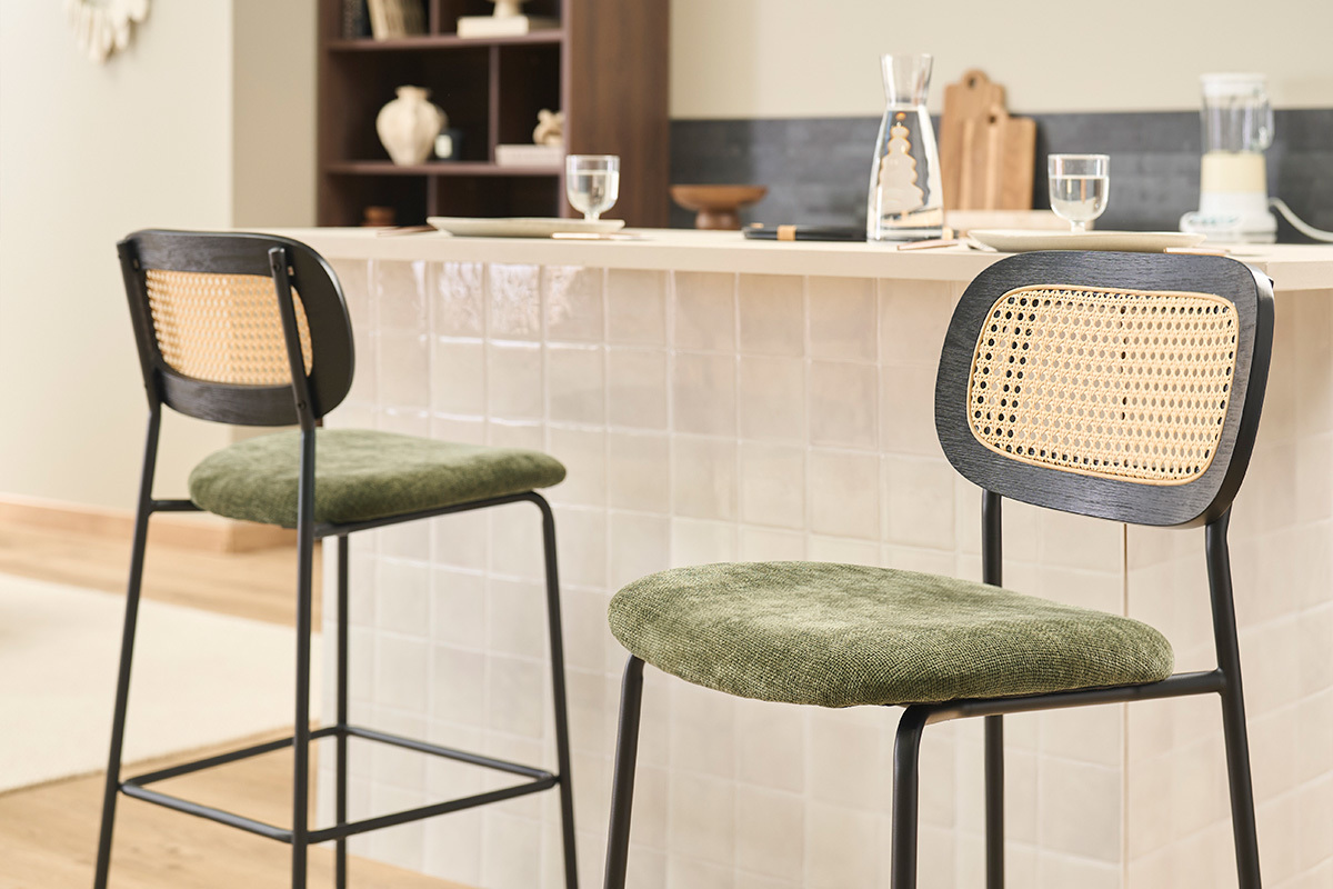 Sgabelli design in tessuto effetto velluto testurizzato verde cachi, metallo nero e rattan intrecciato (set di 2) MIRANDA