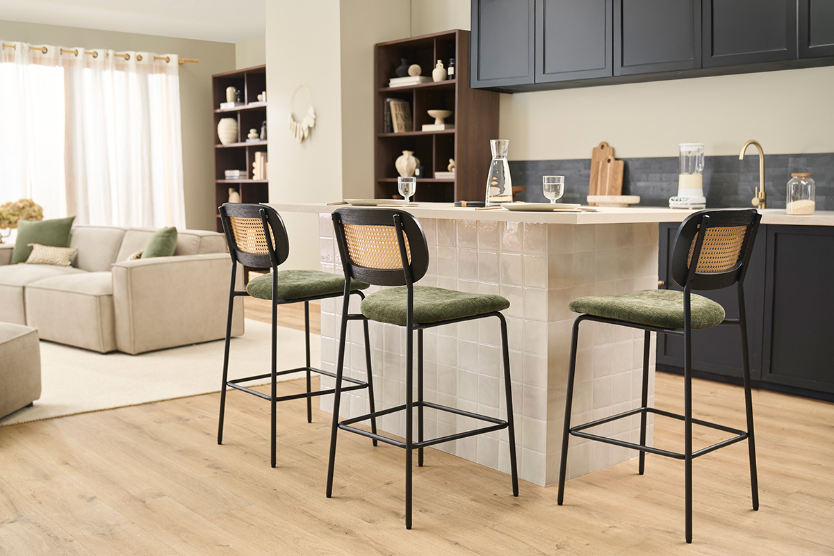 Sgabelli design in tessuto effetto velluto testurizzato verde cachi, metallo nero e rattan intrecciato (set di 2) MIRANDA