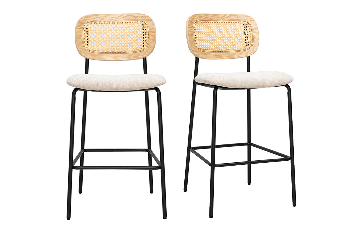 Set di 2 sgabelli di design in tessuto beige e cannage, struttura in metallo nero, vista frontale.
