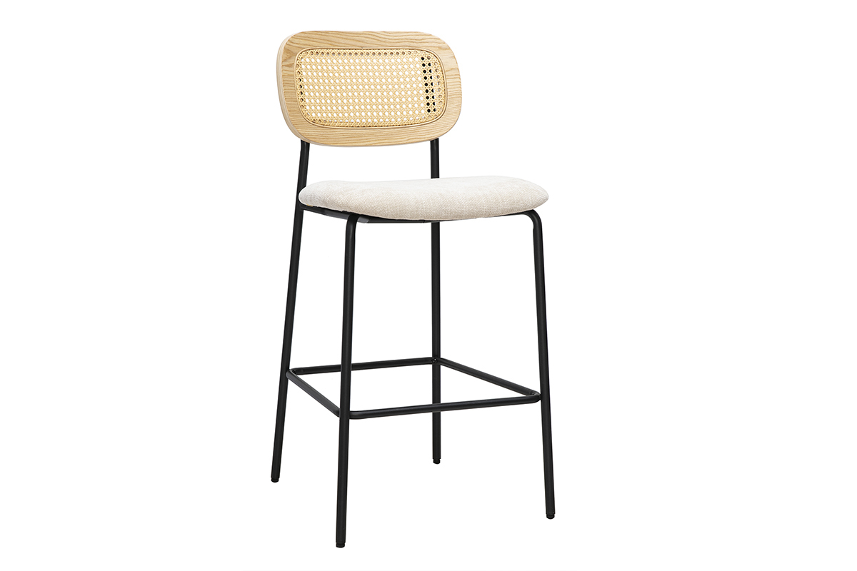 Sgabello di design in tessuto beige con schienale in canna intrecciata, struttura in metallo nero, vista 3/4