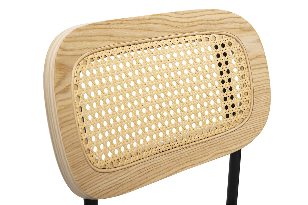 Schienale in intreccio di rattan, struttura in legno chiaro, vista ravvicinata del sgabello di design MIRANDA.