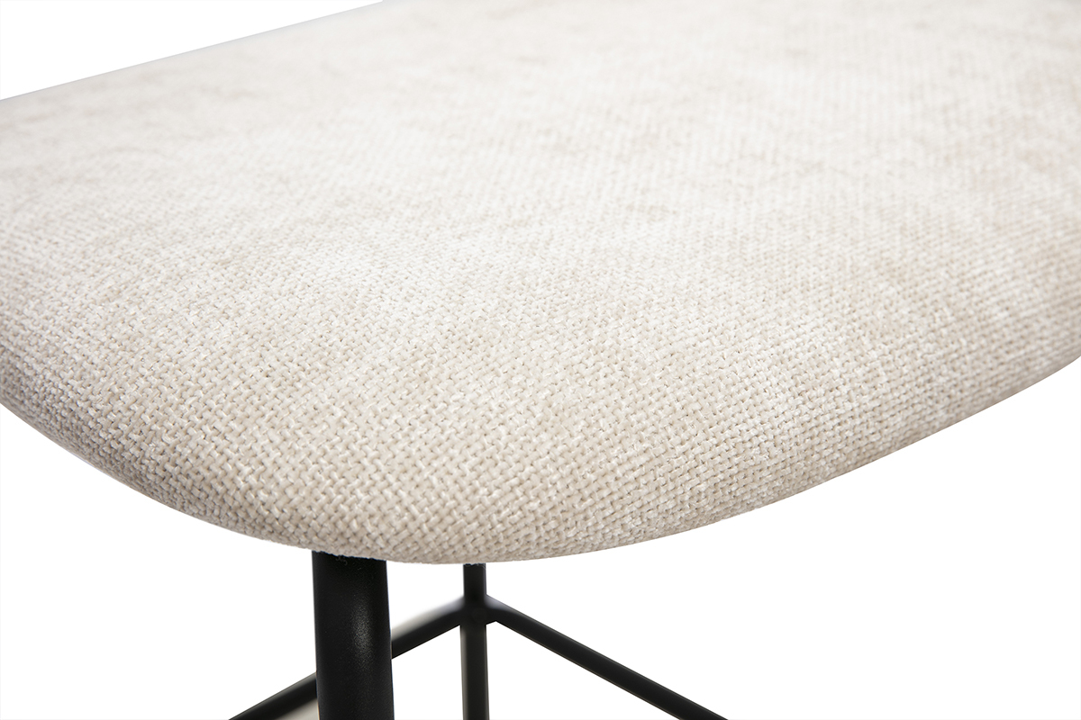 Vista ravvicinata della seduta in tessuto effetto velluto testurizzato beige di uno sgabello di design.