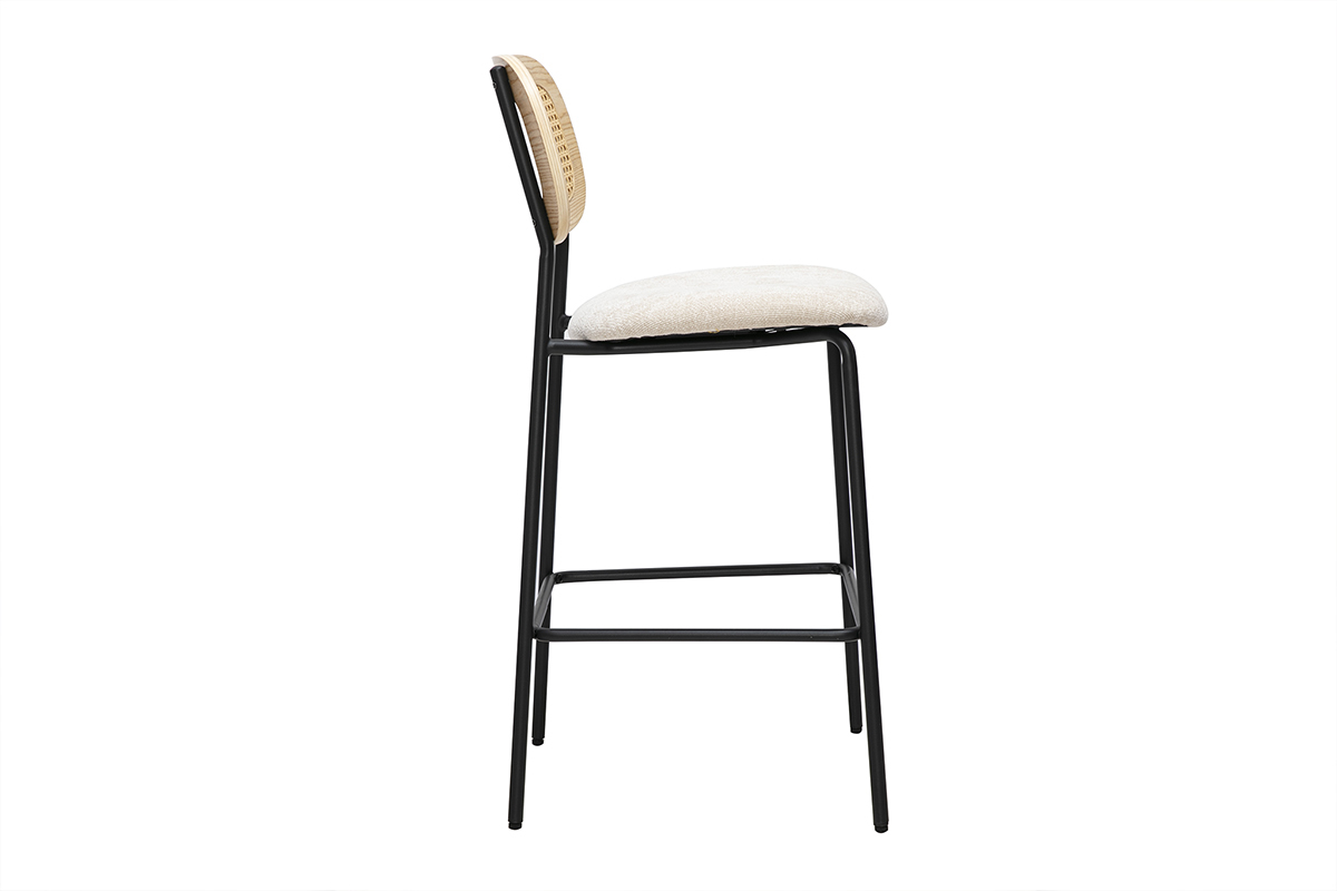 Sgabello di design in tessuto beige, metallo nero e intreccio in rattan, vista di profilo.