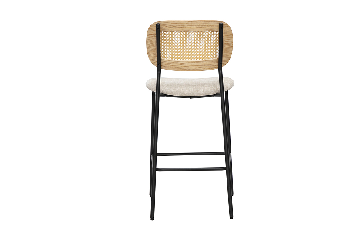 Sgabello di design in tessuto effetto velluto beige, vista posteriore, struttura in metallo nero e intreccio in rattan.