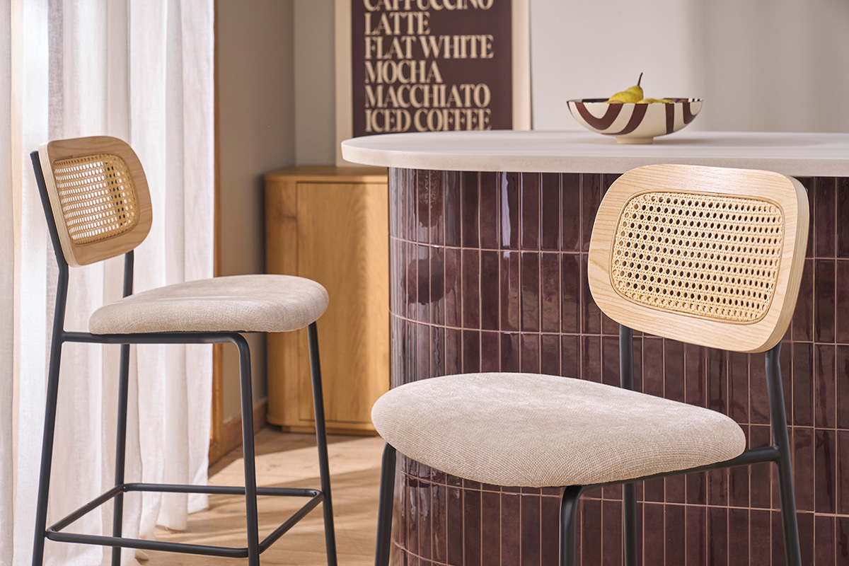 Sgabelli di design in tessuto effetto velluto testurizzato beige, metallo nero e intreccio in rattan (lotto di 2) MIRANDA