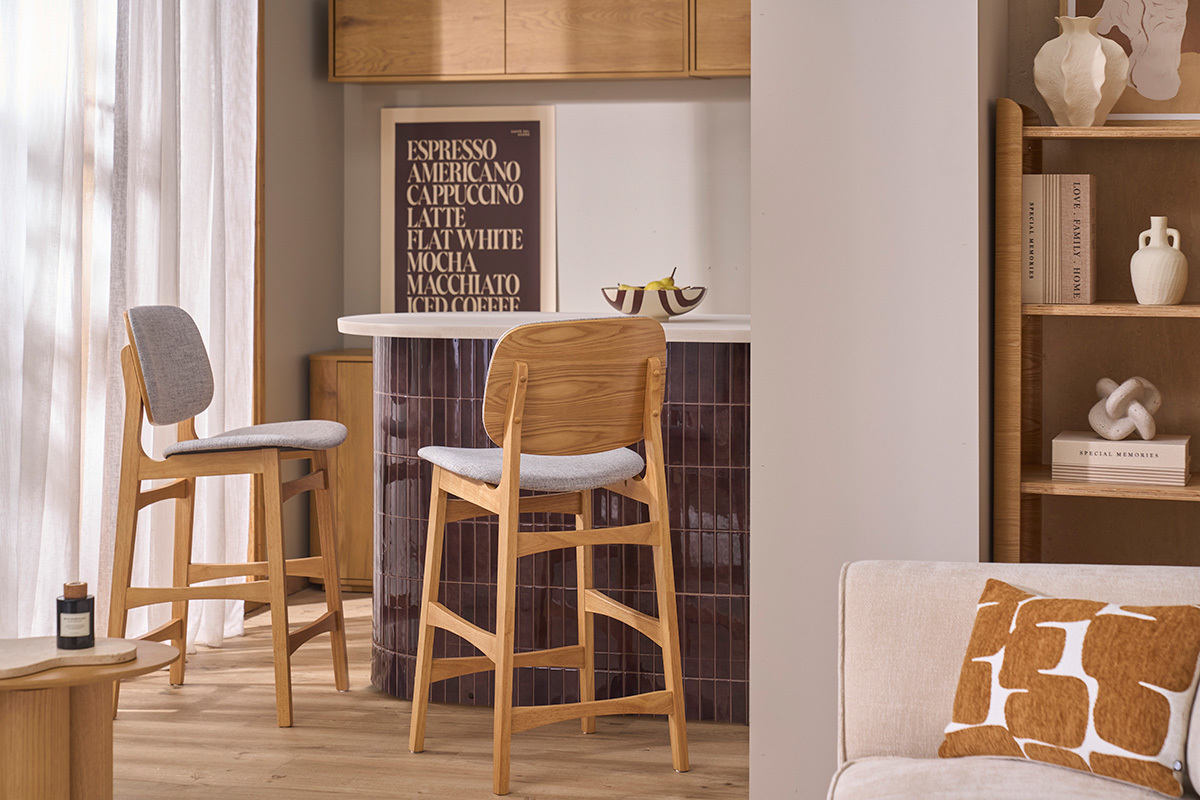 Sgabelli scandinavi in legno chiaro frassino e tessuto grigio chiaro H66 cm (set di 2) SOQUETTE