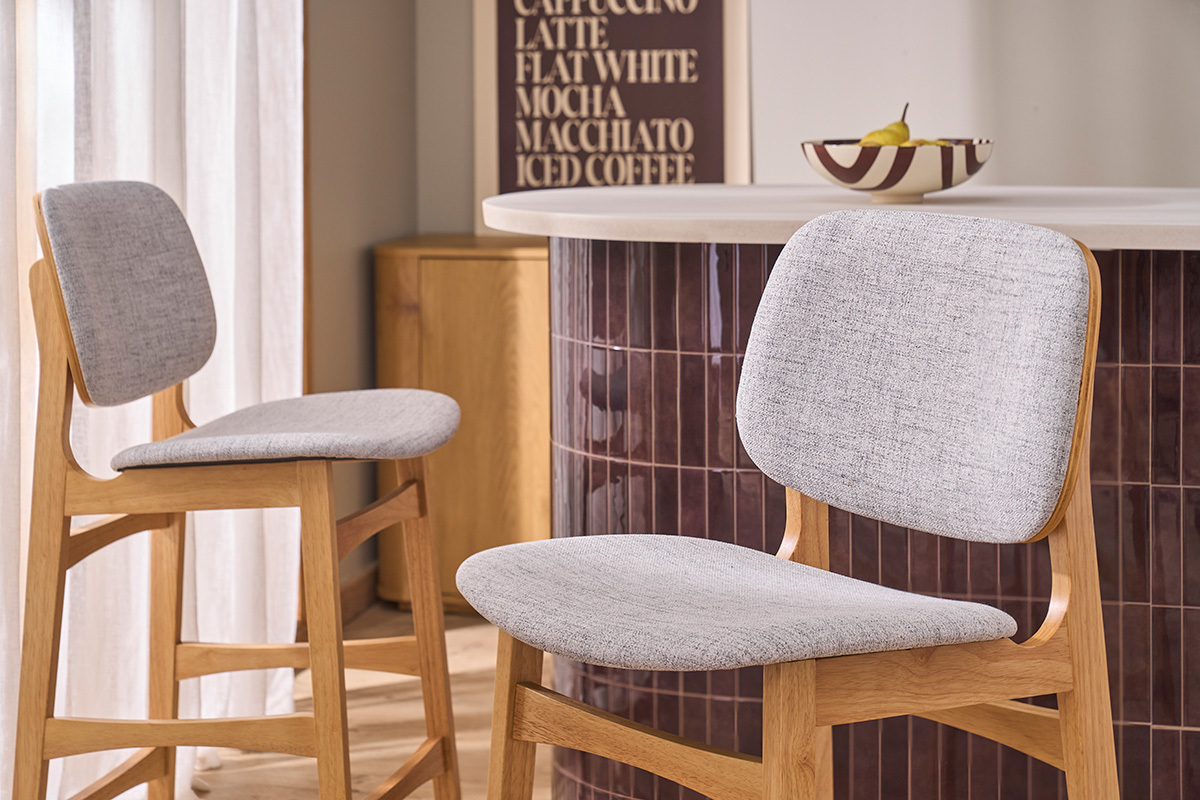 Sgabelli scandinavi in legno chiaro frassino e tessuto grigio chiaro H66 cm (set di 2) SOQUETTE