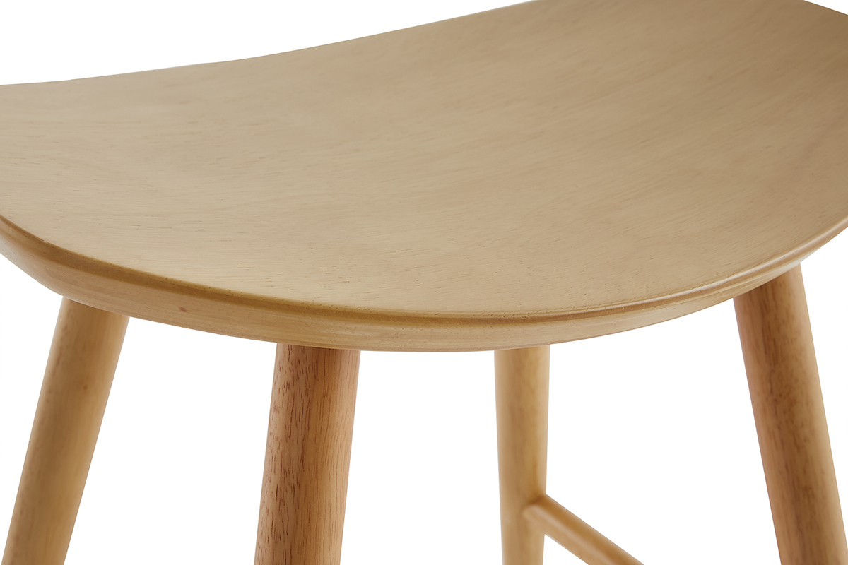 Sgabello basso in legno chiaro con seduta e gambe in legno massello di hevea, vista ravvicinata dall'angolo superiore.