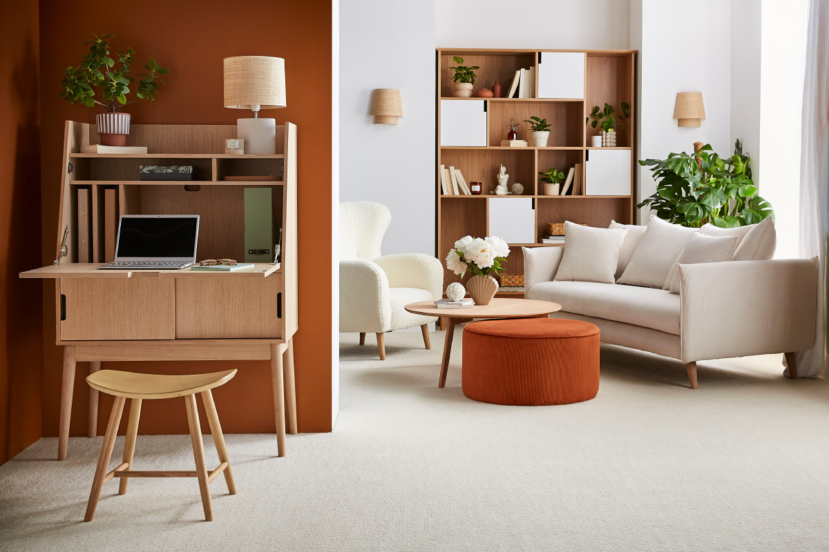 Sgabello basso in legno chiaro H46.5 DEMORY davanti a una scrivania in legno in un salotto.