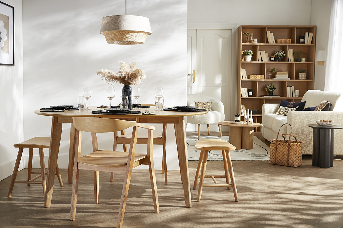 Sala da pranzo con sgabello basso in legno chiaro DEMORY vicino al tavolo.