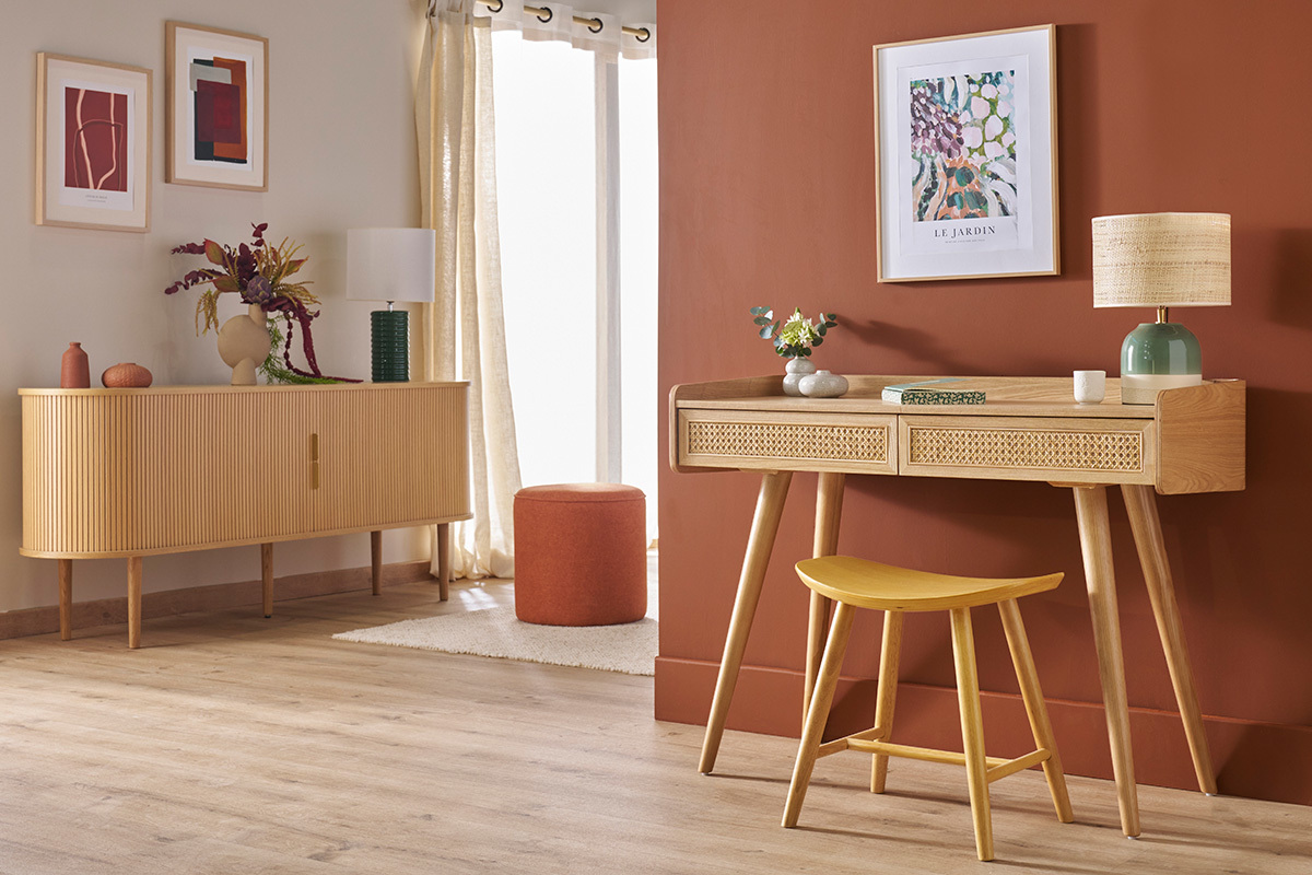 Interno con sgabello basso in legno chiaro DEMORY davanti a una scrivania in legno.