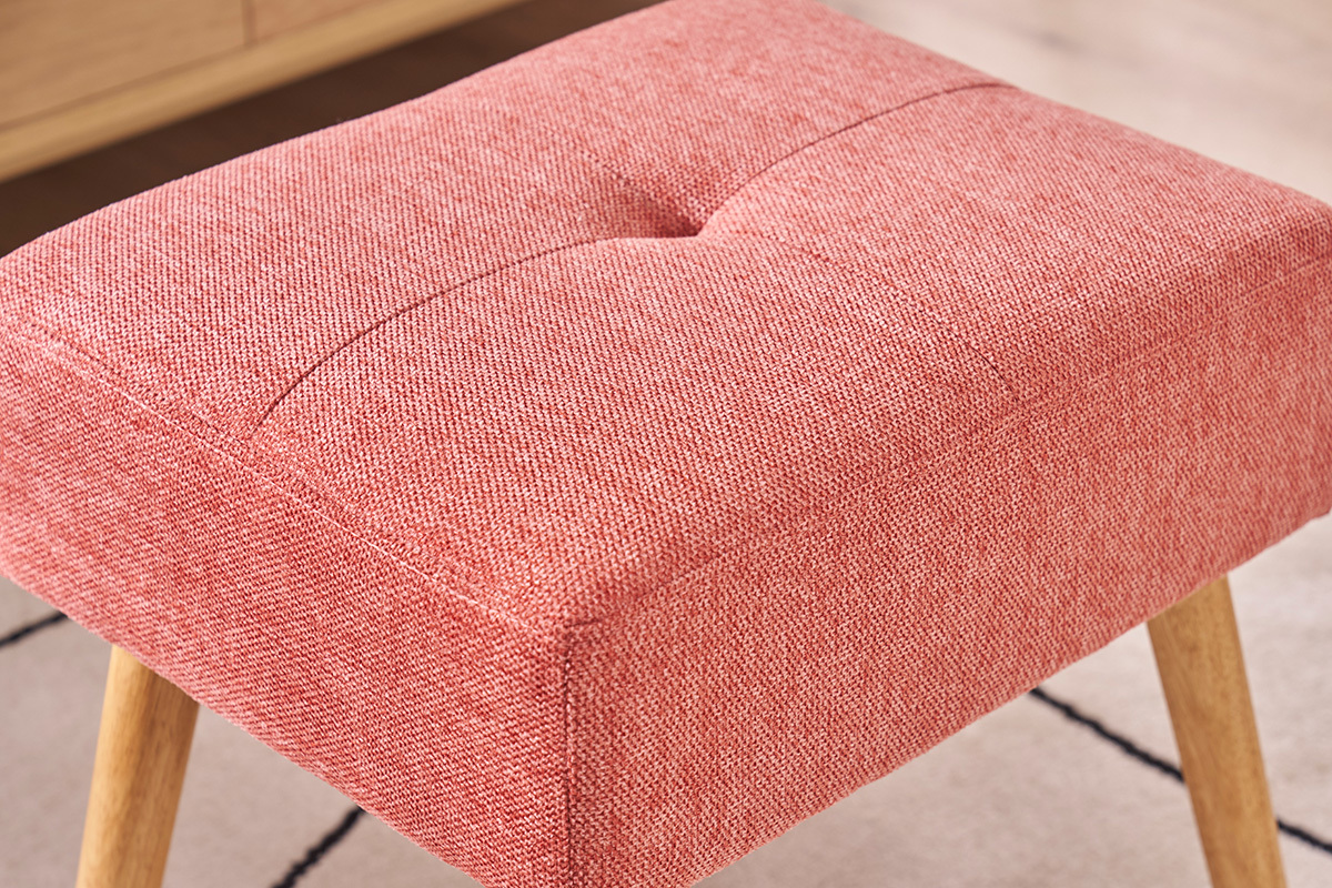 Sgabello in tessuto effetto velluto terracotta con gambe in legno chiaro.