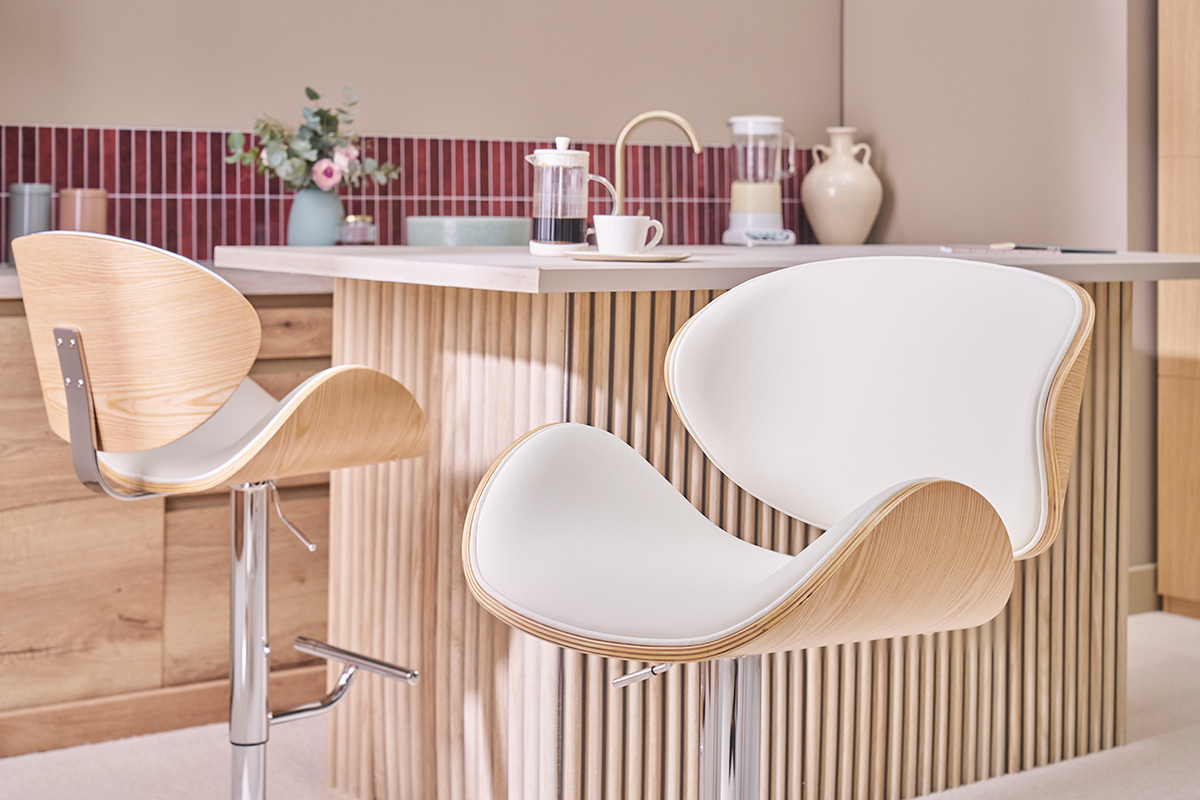 Sgabelli da bar design bianchi e legno chiaro WALNUT in una cucina moderna.