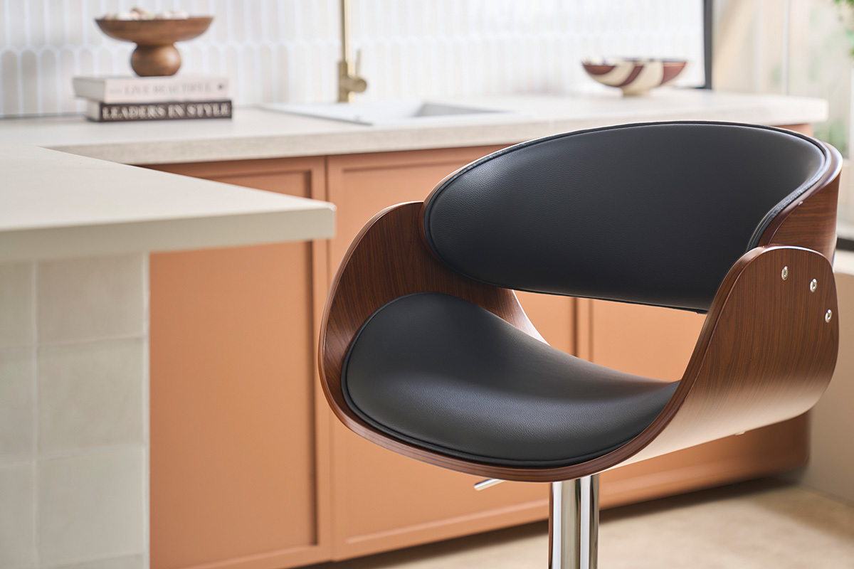 Sgabello da bar di design nero e legno scuro, vista ravvicinata della seduta e dello schienale