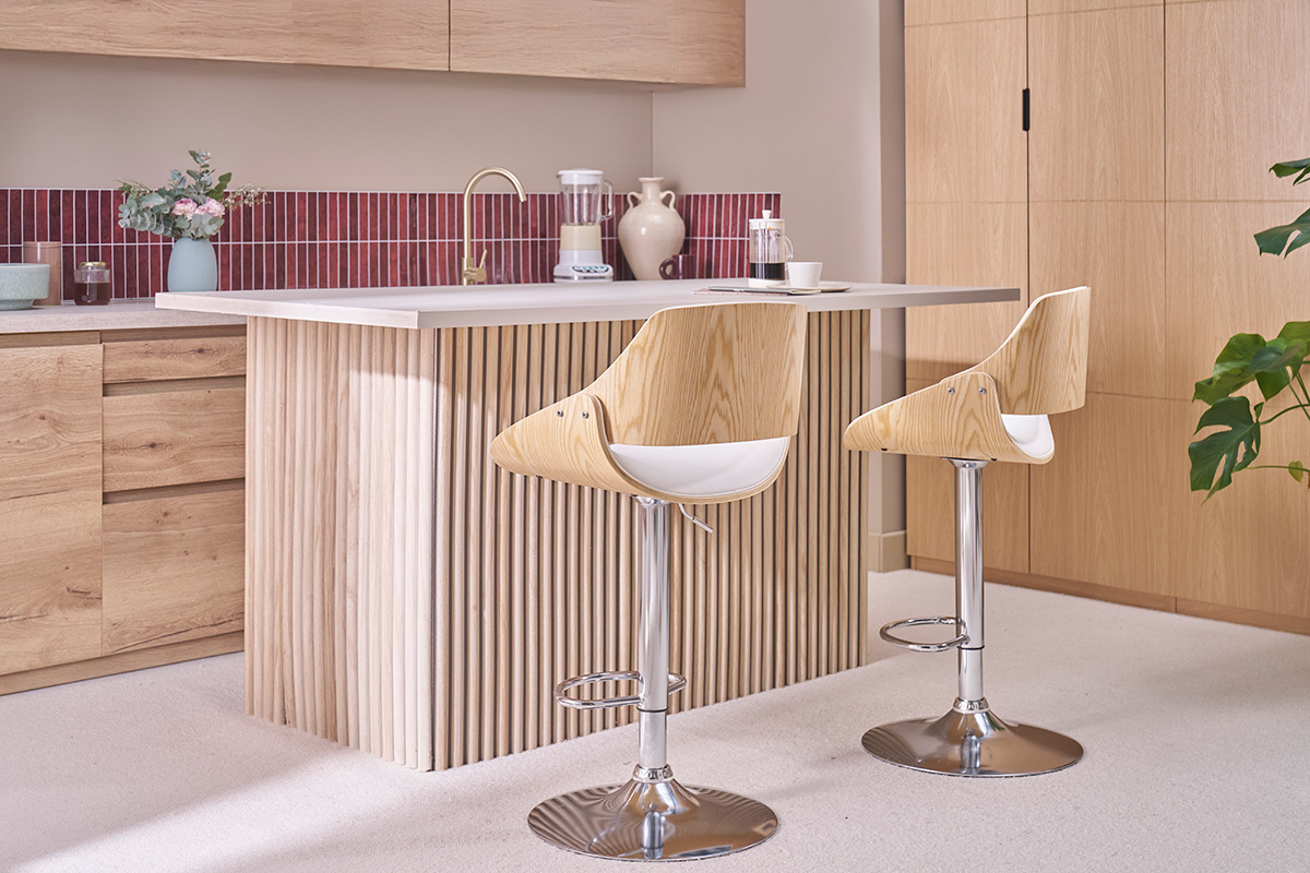 Sgabello da bar design regolabile bianco e legno chiaro CLASH