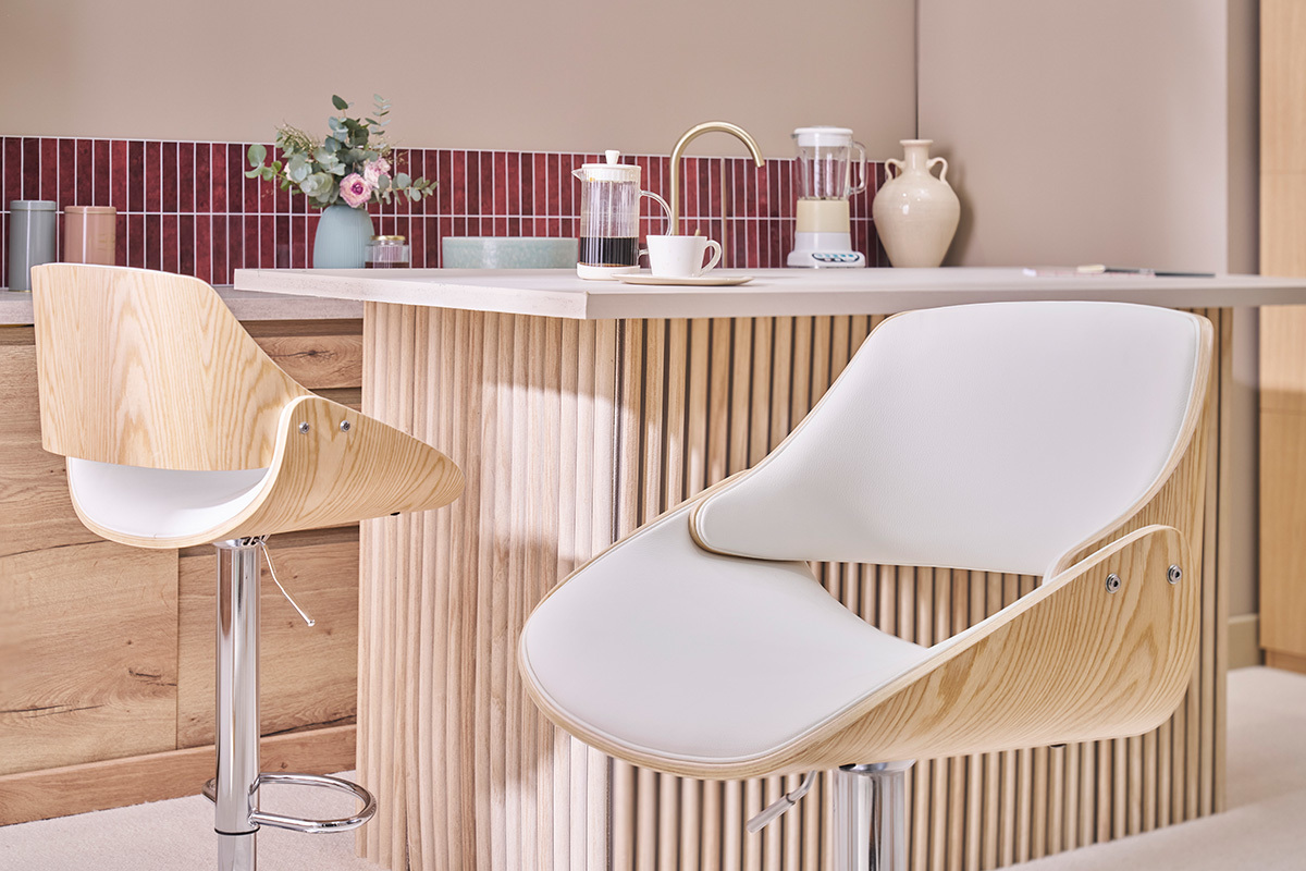 Sgabello da bar design regolabile bianco e legno chiaro CLASH