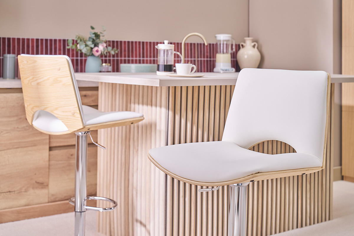 Sgabello da bar PANACH bianco e legno chiaro, schienale visibile, in una cucina moderna.