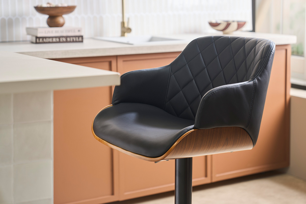 Sgabello da bar regolabile nero e legno scuro LUCIEN, vista laterale con un design elegante e moderno.